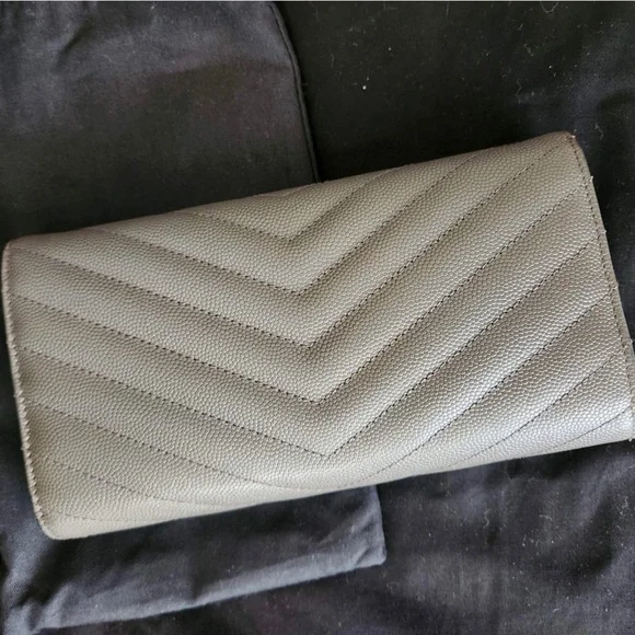 Sold Ysl Portefeuille Famme (174Y7) Mo
Grey Metallasse Flap Wallet. - Picture 14 of 16
